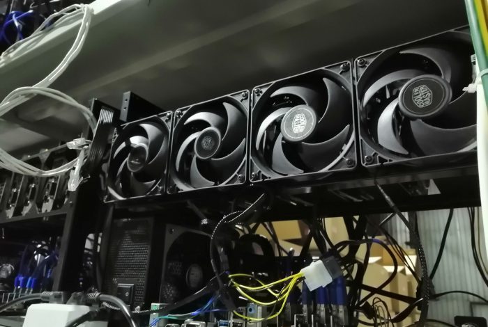 תמונה של אסדת כרייה על כרטיסי מסך עם מצננים נוספים במלון הכרייה CryptoHotel